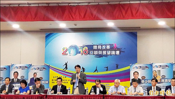體育署長高俊雄(中)出席體育改革論壇。(記者粘藐云攝) 體育署長高俊雄(中)出席體育改革論壇。(記者粘藐云攝)