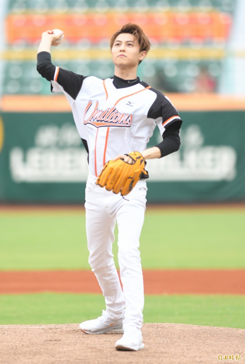 男神偶像「王子」邱勝翊擔任獅隊「女孩日」開球嘉賓。（記者黃志源攝）