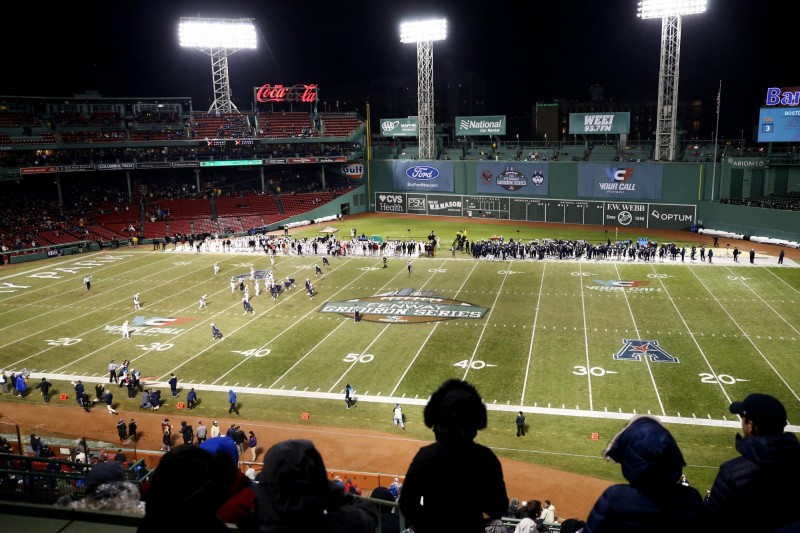 紅襪的芬威球場過去借給當地的大學美式足球隊進行比賽。（法新社）