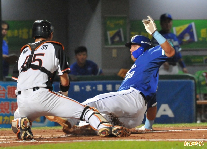 高國輝在本壘前遭觸殺出局。（記者黃志源攝）