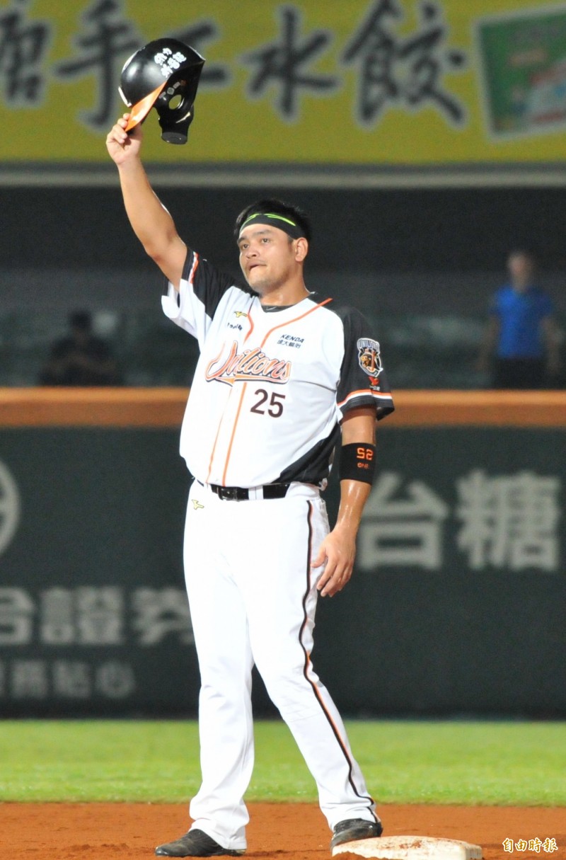 鄧志偉在4局下擊出2分打點二壘安打。（記者黃志源攝）