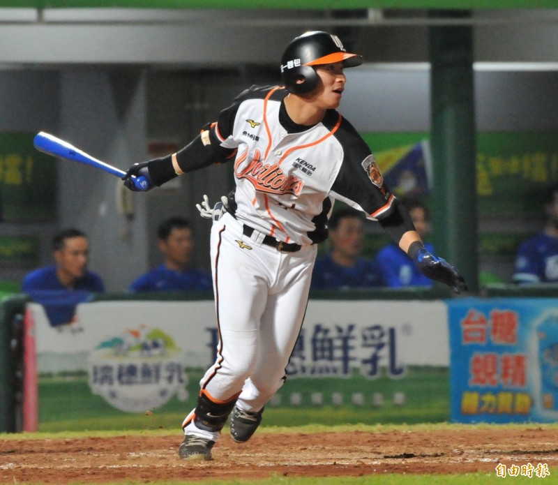 陳傑憲敲清壘安打。（記者黃志源攝）