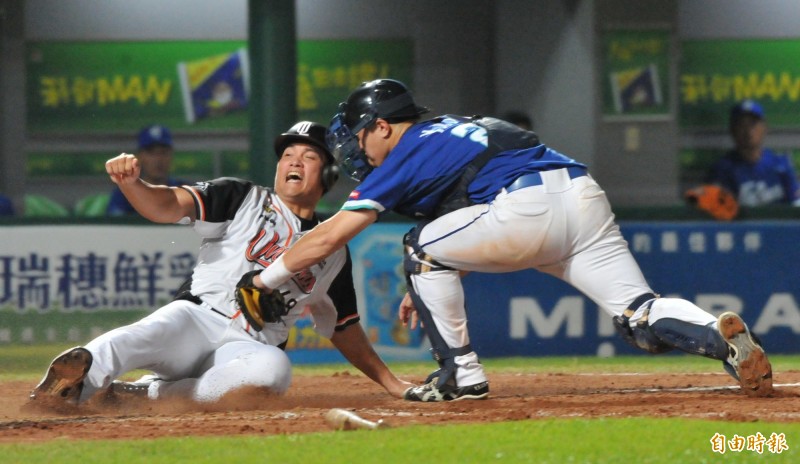 高國慶在4局下回本壘，富邦悍將捕手林宥穎觸殺不及。（記者黃志源攝）