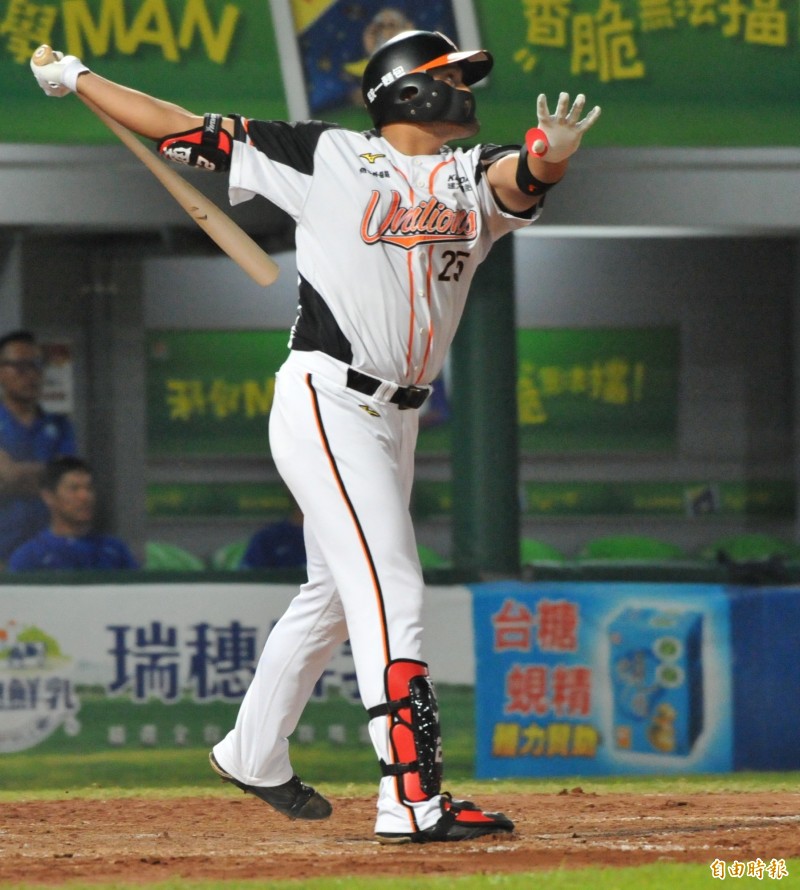 鄧志偉在4局下擊出2分打點二壘安打。（記者黃志源攝）
