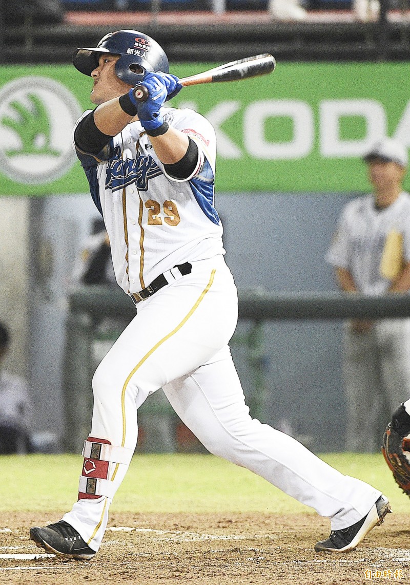 陳俊秀安打。（記者陳志曲攝）