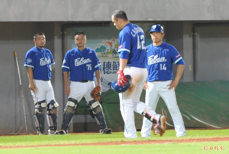 富邦悍將蔣智賢以為擊出全壘打，緩慢跑壘最後在二壘遭觸殺，他懊惱走回到休息區時，場邊隊友也難以置信。（記者黃志源攝）
