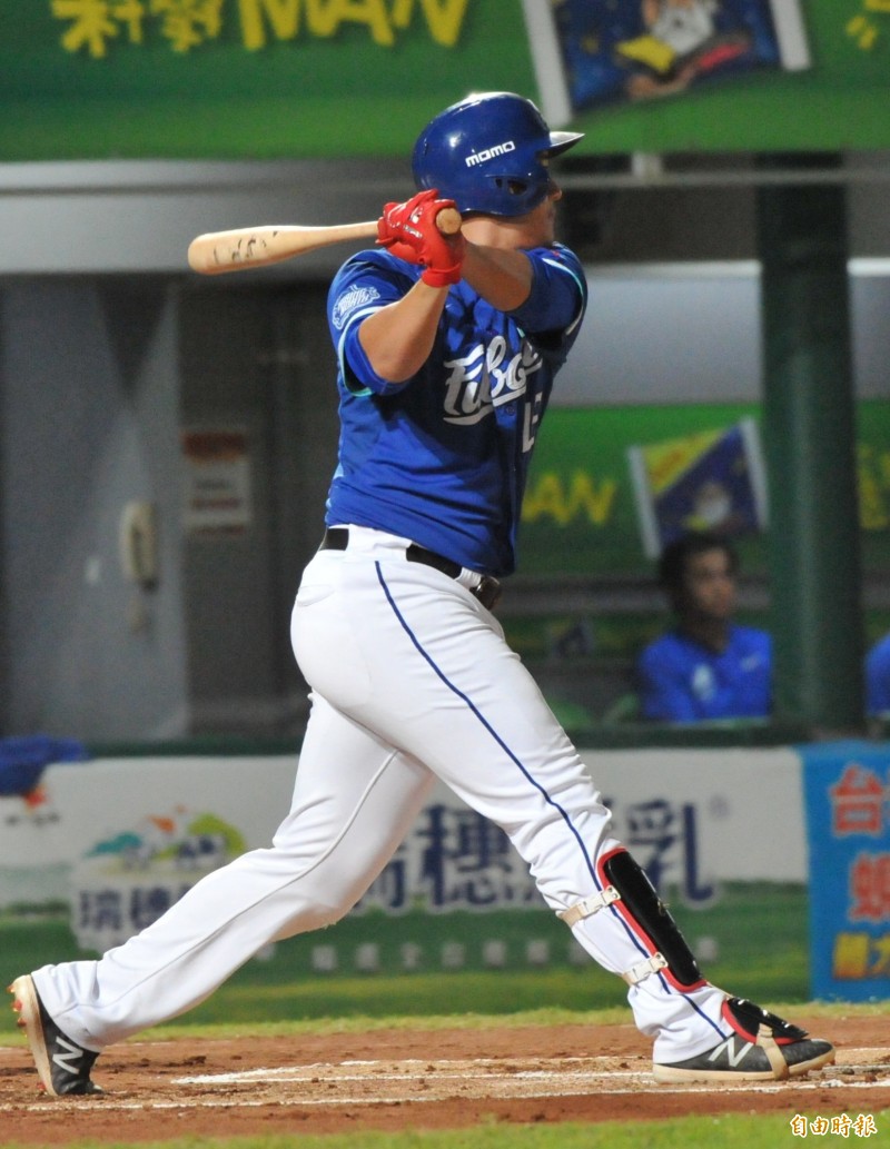 蔣智賢敲深遠安打，卻誤以為自己開轟，遭觸殺在二壘。（記者黃志源攝）