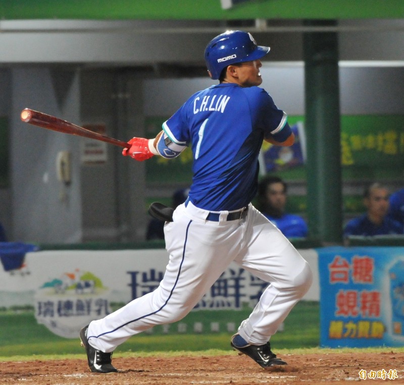 林哲瑄擊出一分打點二壘安打。（記者黃志源攝）