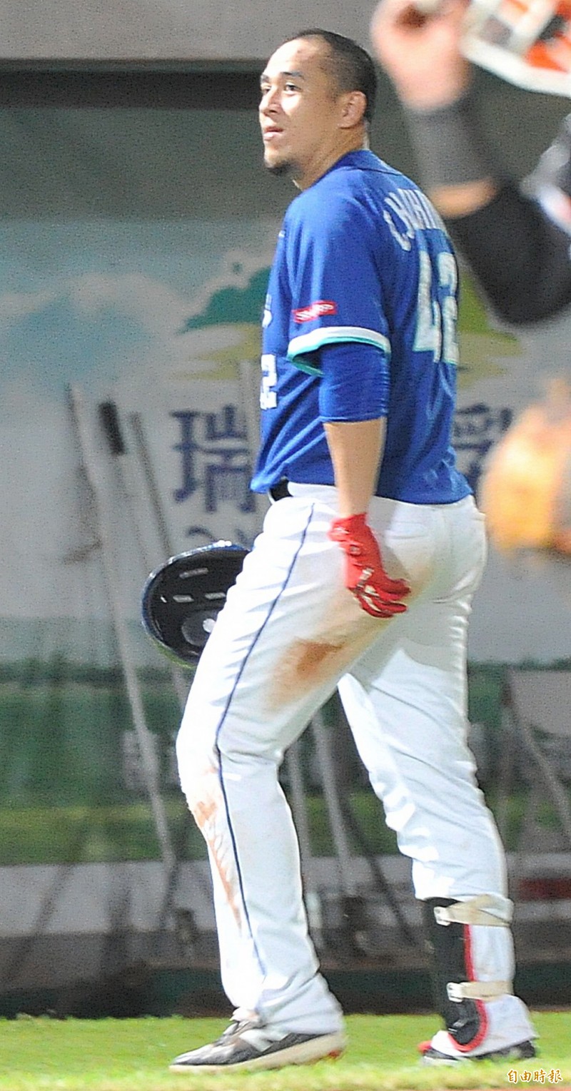 富邦悍將蔣智賢以為擊出全壘打，緩慢跑壘最後在二壘遭觸殺，懊惱走回到休息區。（記者黃志源攝）