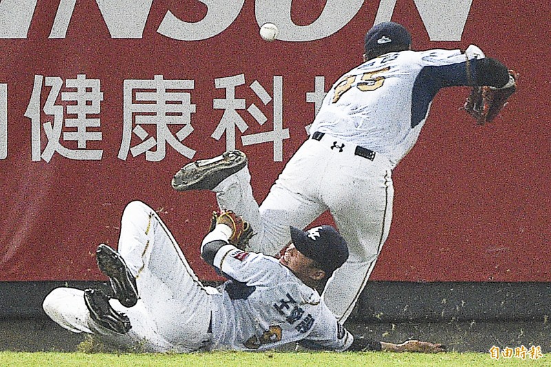 王柏融為了接飛球與朱育賢撞在一起。（記者陳志曲攝）