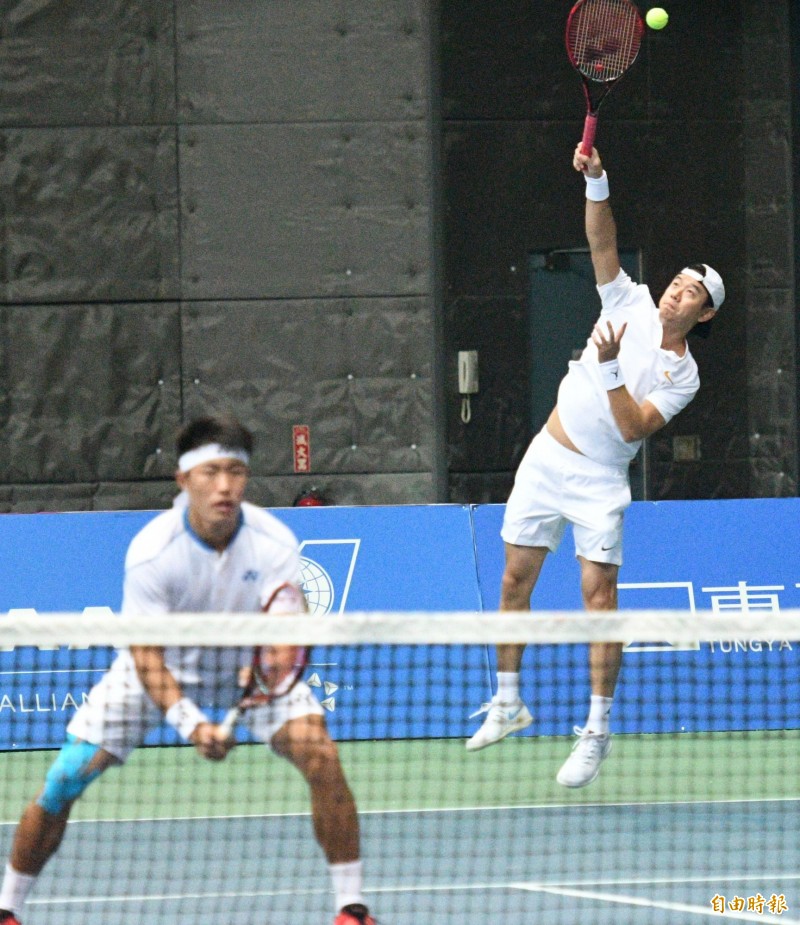  台灣選手王宇佐（右）與許育修（左）搭檔出賽晉級四強。（記者黃志源攝）