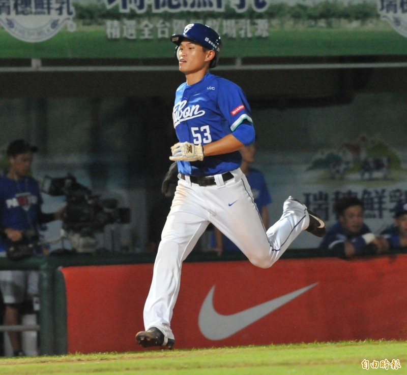 王正棠衝回本壘。（記者黃志源攝）