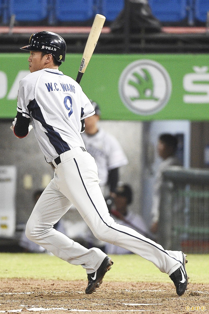 王威晨內野安打。（記者陳志曲攝）