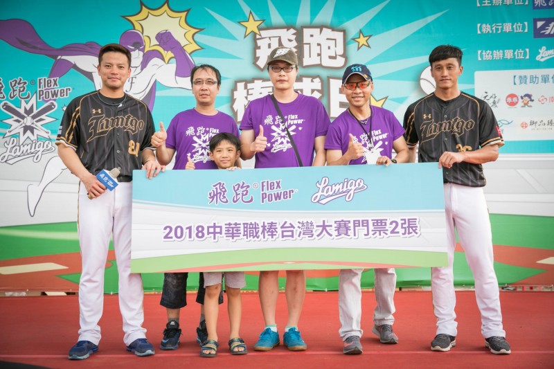 Lamigo桃猿林柏佑、余德龍與總經理蔡晉暉頒發中職總冠軍賽門票。（非要運動提供）