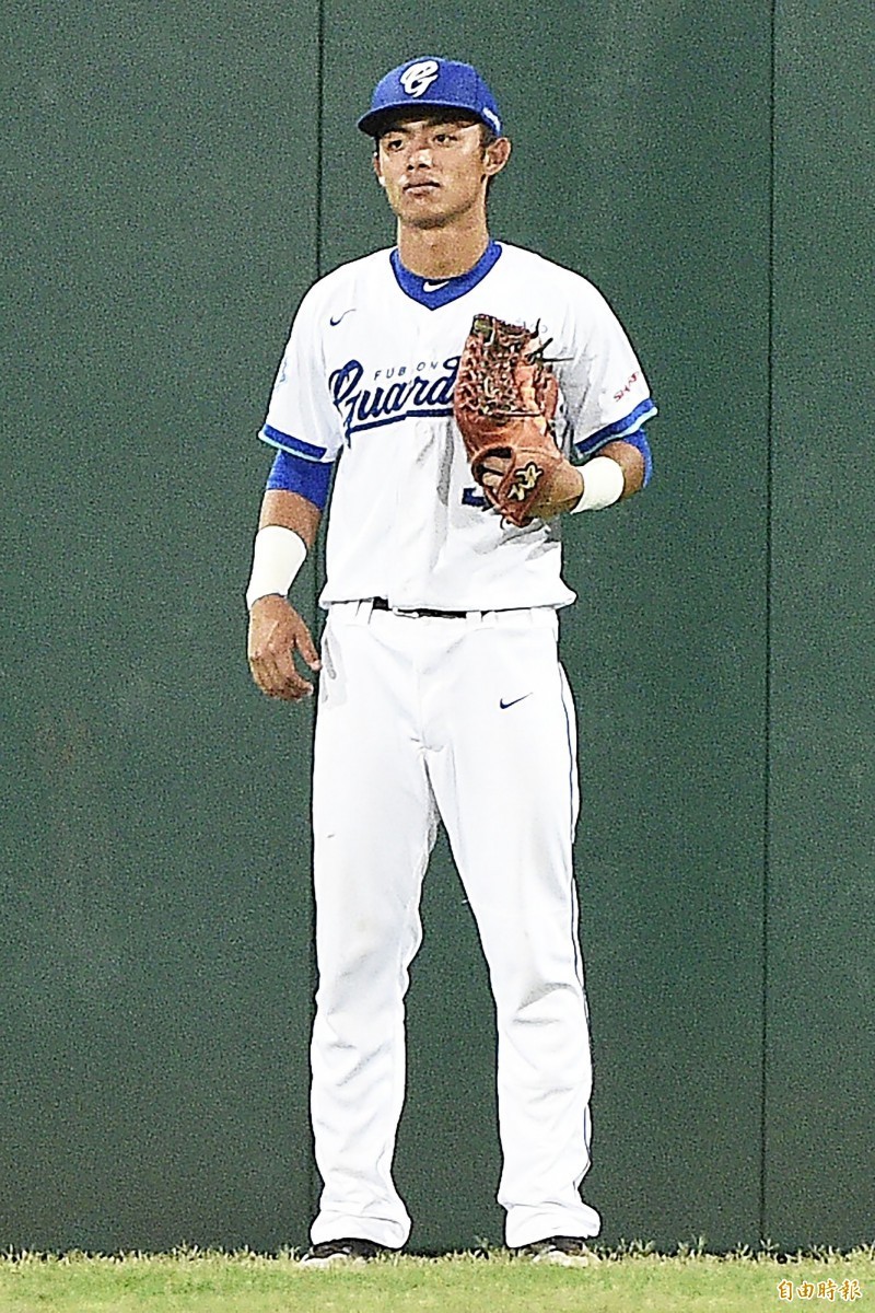 富邦悍將申皓瑋記錯出局數，二出局就將球丟給球迷。（資料照，記者陳志曲攝）