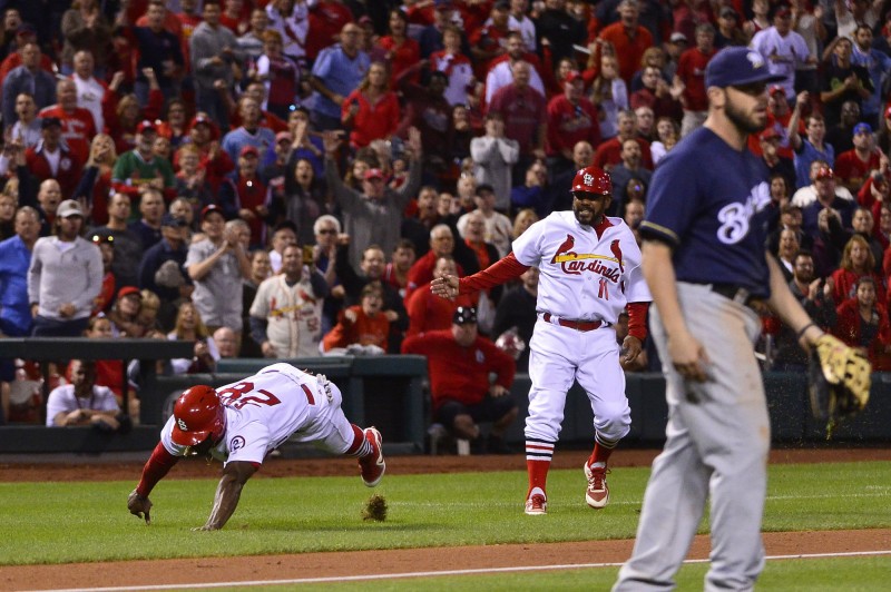 紅雀代跑賈西亞（左）繞過三壘要往本壘衝時，突然「雷殘」，最後遭觸殺出局。（今日美國）
