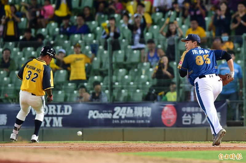 林智勝內野安打，傳球時，球砸到林的背部，猿再掉一分（記者廖耀東攝）