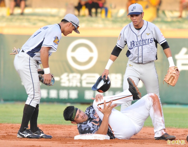 鄧志偉9月22日滑壘受傷退場。（資料照，記者黃志源攝）