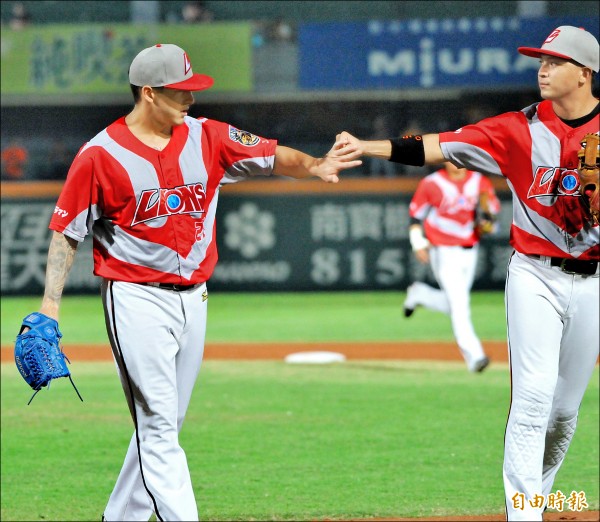 統一獅洋投瑞安投出中職史上第1場完全比賽，最後靠郭阜林再見轟完成壯舉，寫下世界職棒罕見紀錄，兩人9局攻守交換時還留下幸運擊掌的珍貴畫面。（資料照，記者黃志源攝）