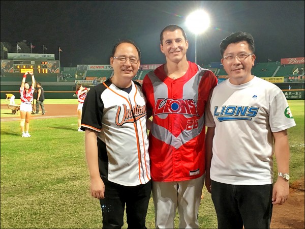 統一獅董事長凃忠正（右）和領隊蘇泰安（左），與締造紀錄的洋投瑞安（中）合影。（統一獅提供）