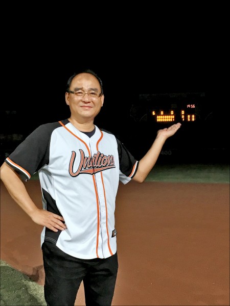 前晚見證中職史上首場完全比賽，統一獅領隊蘇泰安特別拍照紀念。（蘇泰安提供）