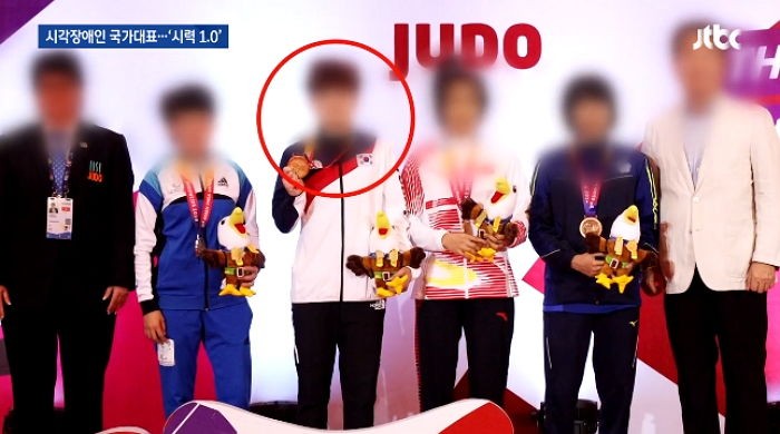 韓國盲人柔道選手此次在亞帕運拿到金牌，視力卻造假。（取自《JTBC》）