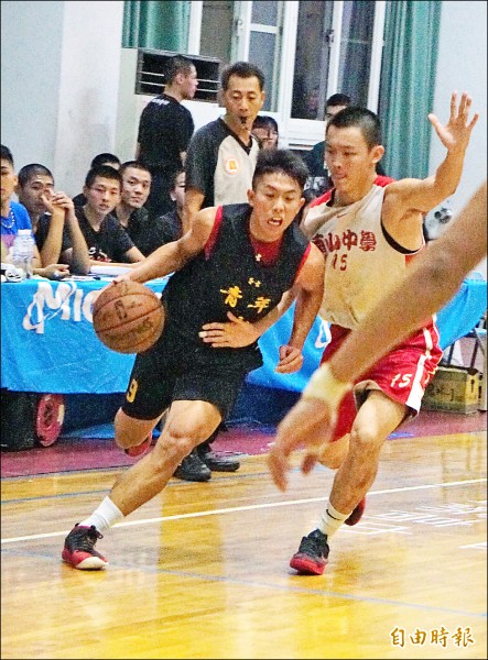 青年高中昨靠著吳鈺堂（左）攻勢鎖勝，今將與泰山爭冠。（記者廖聿偉攝）