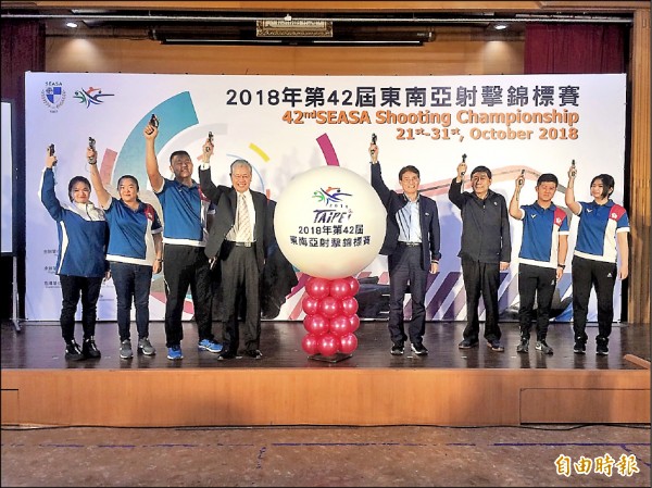 第42屆東南亞射擊錦標賽,我國亞運金牌呂紹全(右2)、林穎欣(右1)和楊昆弼(左3)將聯手捍衛主場優勢。(記者廖聿偉攝) 第42屆東南亞射擊錦標賽,我國亞運金牌呂紹全(右2)、林穎欣(右1)和楊昆弼(左3)將聯手捍衛主場優勢。(記者廖聿偉攝)
