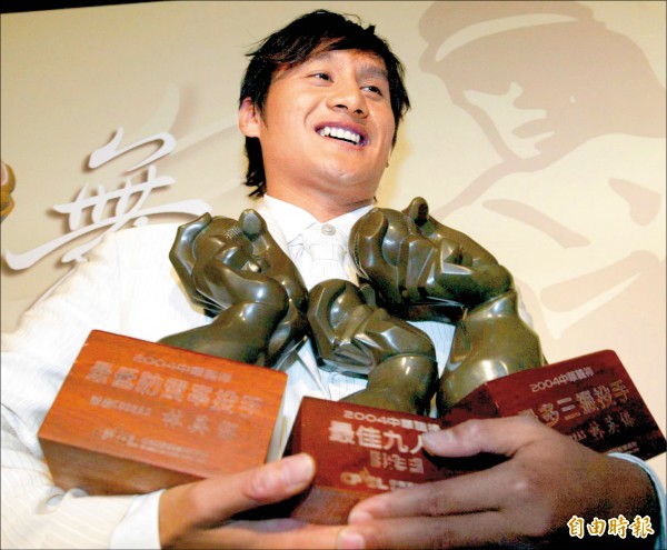 2004年，林英傑抱回中職防禦率王、三振王、最佳九人投手獎等3大獎。（資料照，記者林正堃攝）