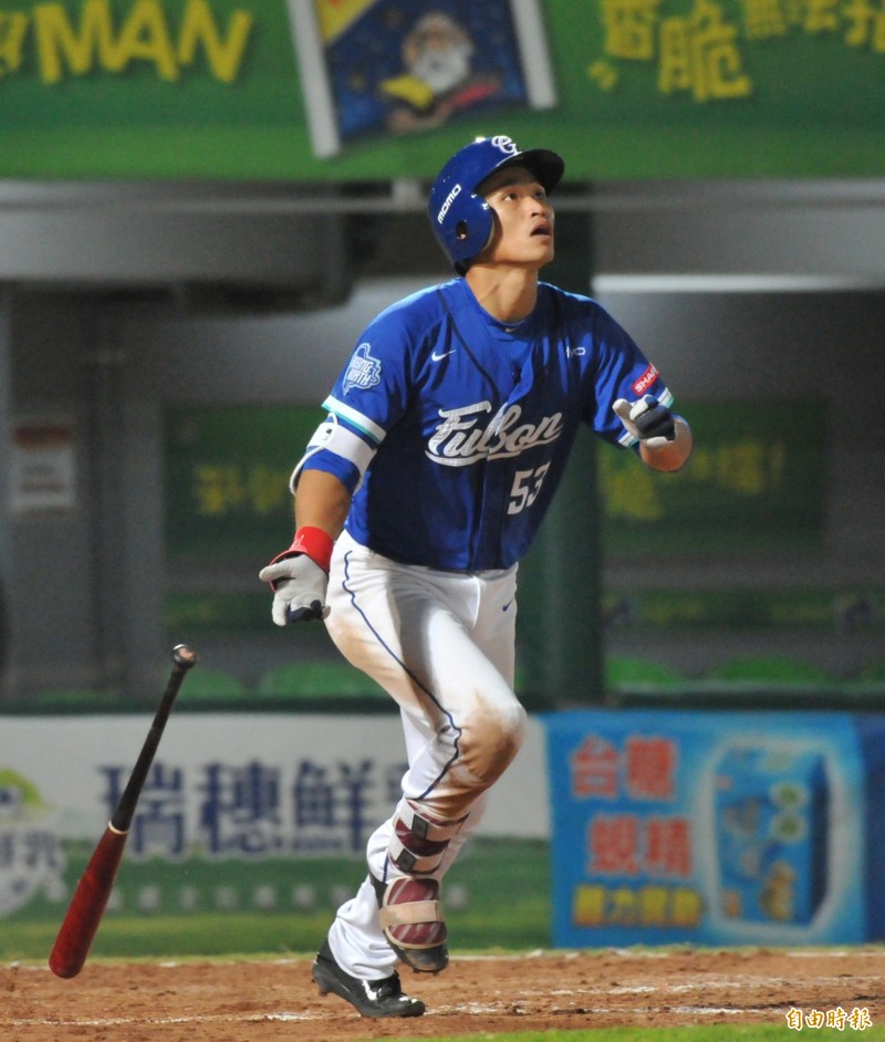富邦悍將王正棠在5局上擊出2分打點三壘安打，但搶攻本壘時遭回傳觸殺。（記者黃志源攝）