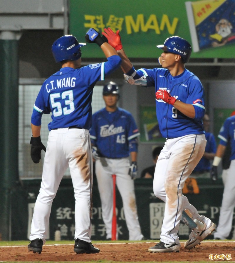 富邦悍將林益全在5局上擊出兩分砲。（記者黃志源攝）