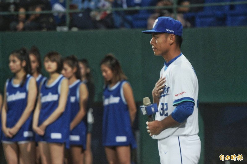 高孝儀率領兩隊球員祈福禱告。（記者林正堃攝）
