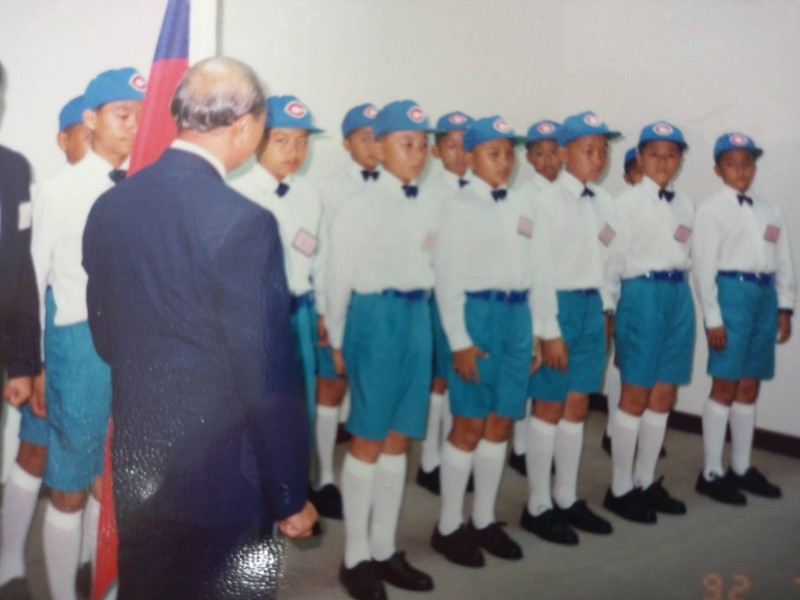郭泓志前排（右三）小學五年級。（陳献榮提供）
