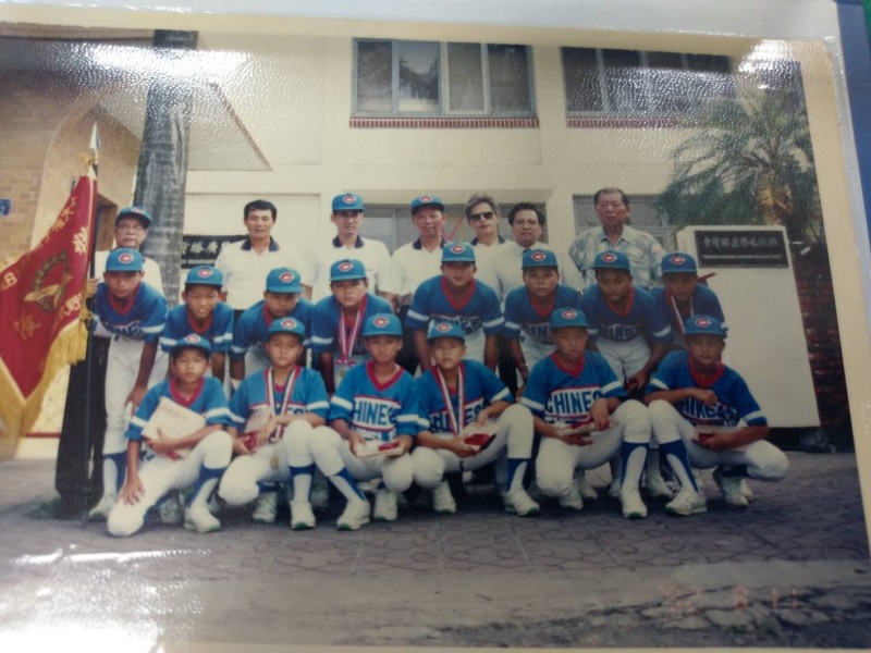 小學5年級去參加世界盃軟式少棒（日本），前面右二，前排左一還有當時讀4年級的陳江和。（陳献榮提供）