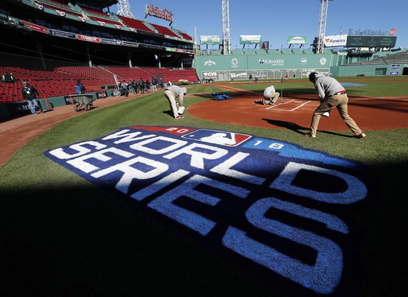 世界大賽球場草皮布置。（歐新社）