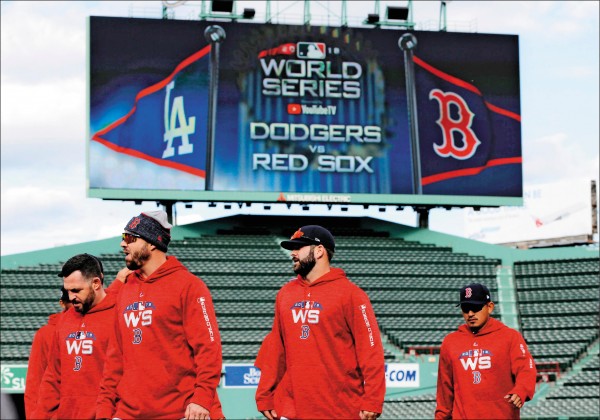 紅襪和道奇苦等102年才又在世界大賽相遇，星光、歷史、話題樣樣不缺的豪門鬥，值得細細品味。（美聯社）