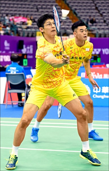 羽球男雙組合陳宏麟(前)、王齊麟(後)首輪僅花費22分鐘即獲勝晉級。
(資料照) 羽球男雙組合陳宏麟(前)、王齊麟(後)首輪僅花費22分鐘即獲勝晉級。
(資料照)