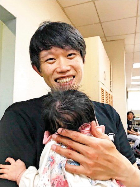 陳冠宇抱著小女兒亮相。（取自羅德隊推特）