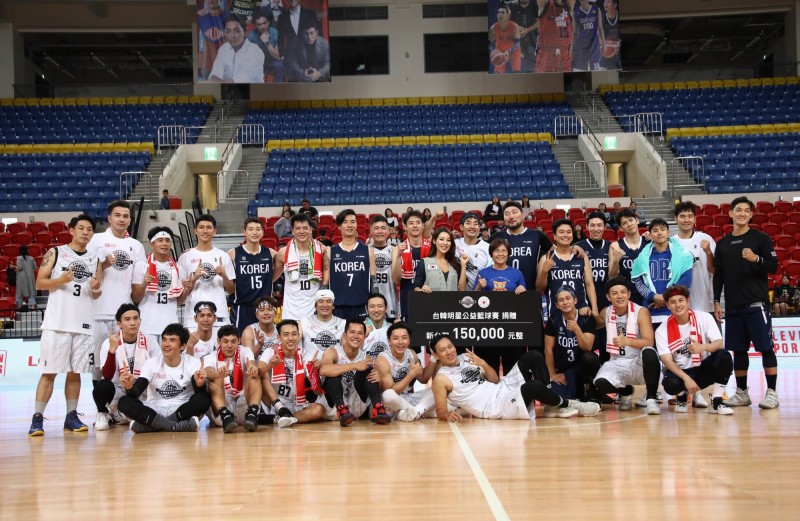首度舉辦的台韓明星籃球賽圓滿落幕，由來訪的南韓明星代表隊獲勝。（主辦單位提供）