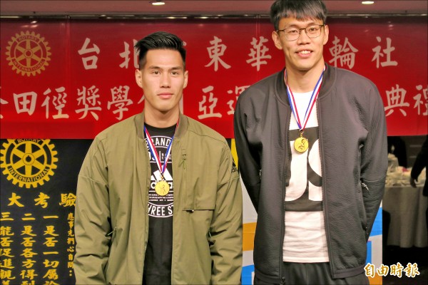 東華扶輪社打造純金獎牌,致贈給台灣之光楊俊瀚(左)、陳奎儒。(記者卓佳萍攝) 東華扶輪社打造純金獎牌,致贈給台灣之光楊俊瀚(左)、陳奎儒。(記者卓佳萍攝)