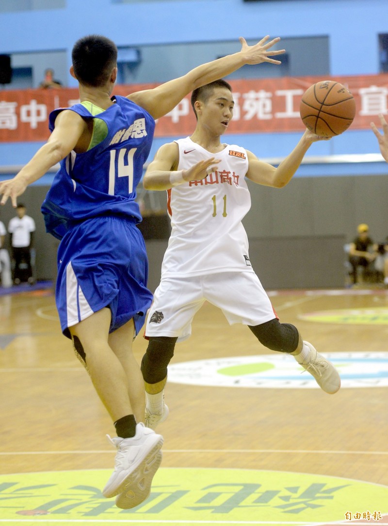 南山陳力生傳球給隊友（記者林正堃攝）