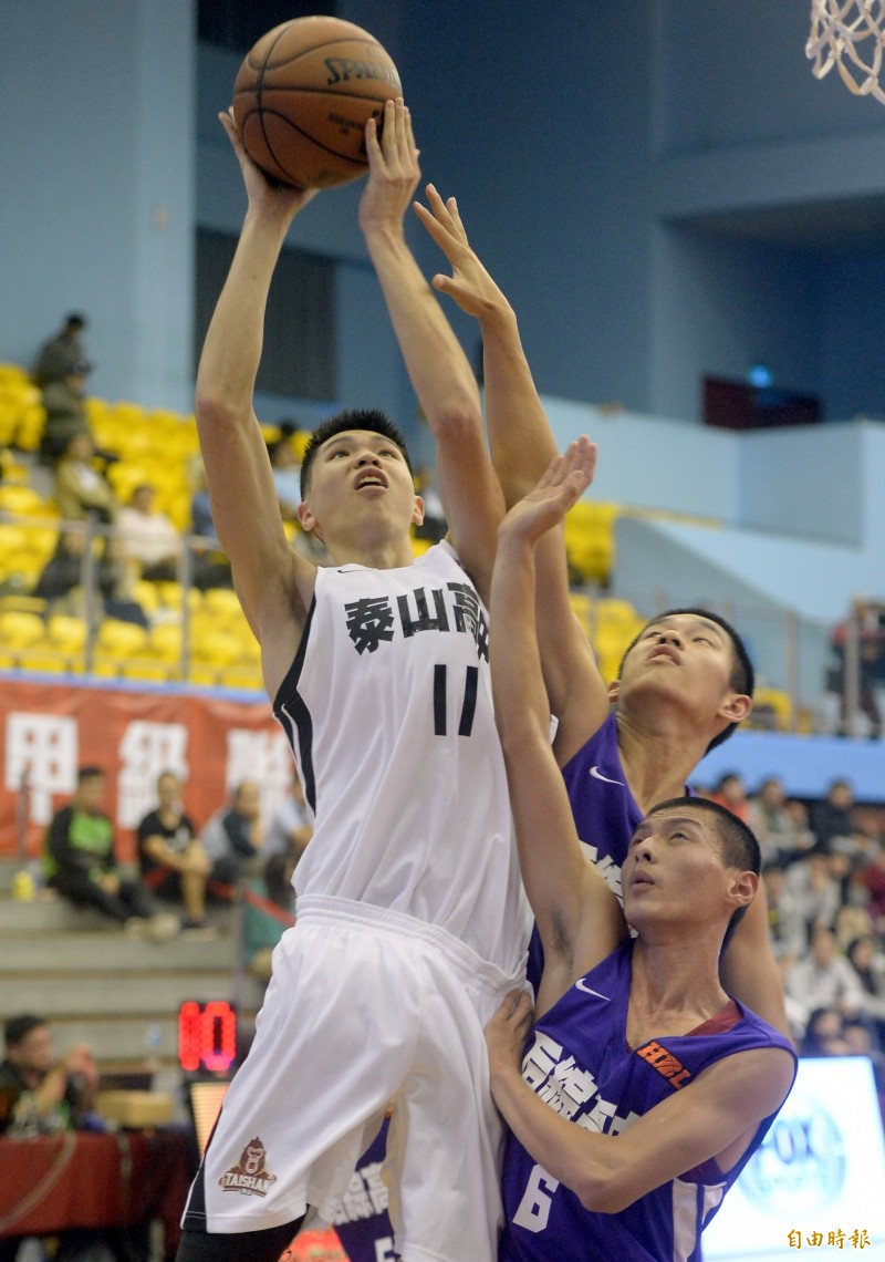 泰山陳昭群陳昭群17分、14籃板（記者林正堃攝）