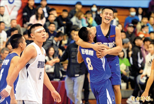 治平險勝基商首闖12強，砍進全場最高24分的陳驛安（右），激動擁抱隊友彭彥翔。（記者林正堃攝）