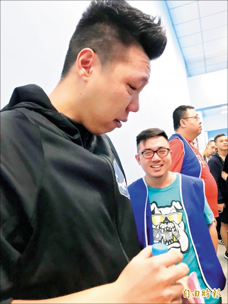 治平教頭「黑豬」吳建龍賽後受訪時激動落淚。（記者粘藐云攝）