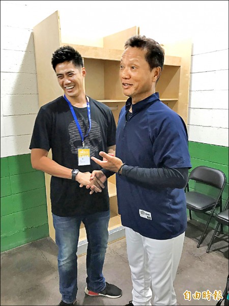 陳偉殷(左)探望中職聯隊總教練林振賢。(記者徐正揚攝) 陳偉殷(左)探望中職聯隊總教練林振賢。(記者徐正揚攝)