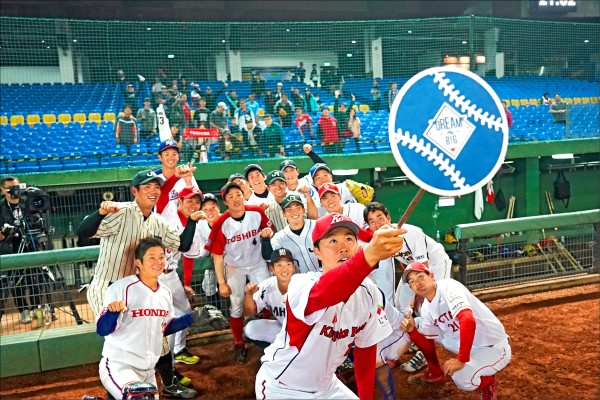 日社會人小島康明(前)投8局、飆9K,打敗日職西軍。賽後與隊友自拍留念。(中職提供) 日社會人小島康明(前)投8局、飆9K,打敗日職西軍。賽後與隊友自拍留念。(中職提供)