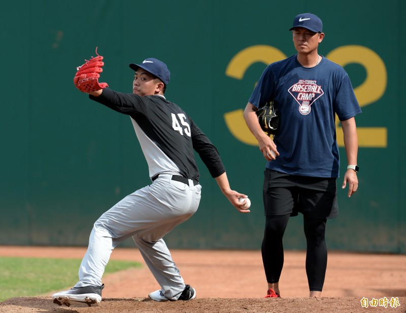 王建民指導平鎮投手吳秉恩。（記者林正堃攝）
