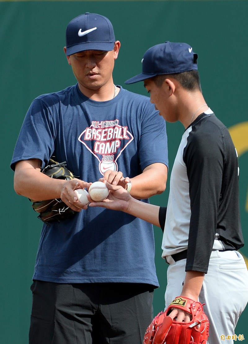 王建民親自指導平鎮投手吳秉恩。（記者林正堃攝）