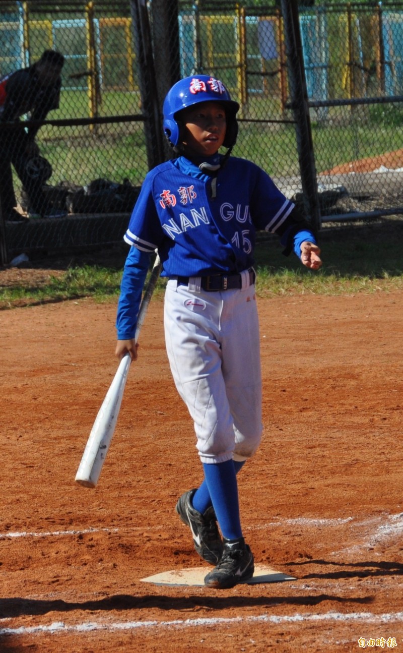彰化縣廖啟耀頻頻擊出界外球，纏鬥近10球才被三振。（記者徐正揚攝）