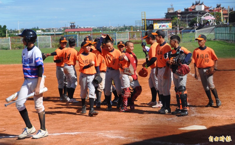 南投縣以8：7險勝花蓮紅，全隊相互拍肩擊掌慶祝。（記者徐正揚攝）